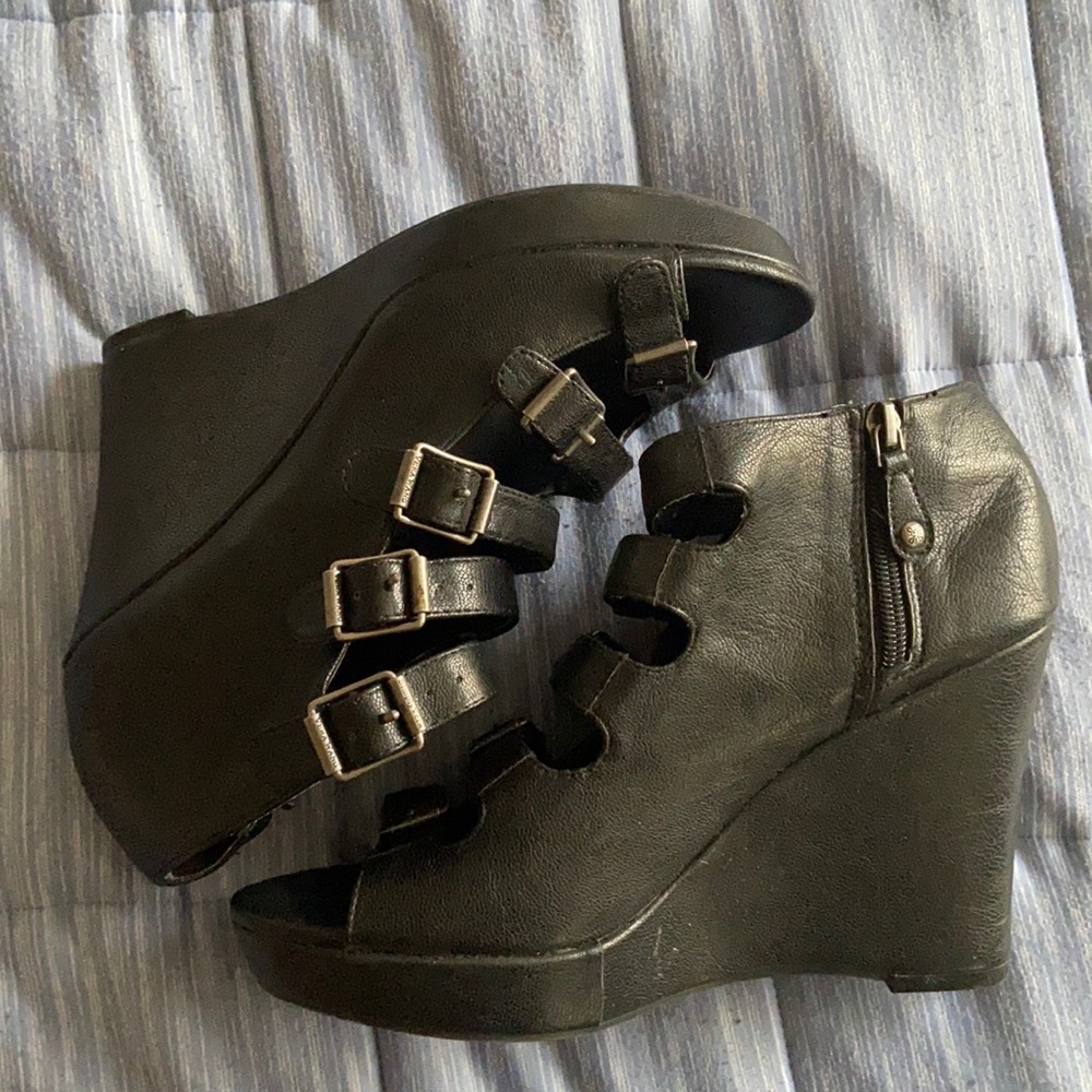 Women’s Black Vera Wang Wedge Heels NWOT